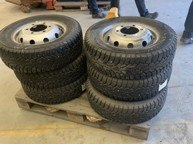 824564-7 6 studded C-tires on rim, Nissan Cabstar