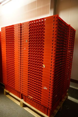 Pall med rödback, ca 128st, 60x40x20cm - Auktioner online ...