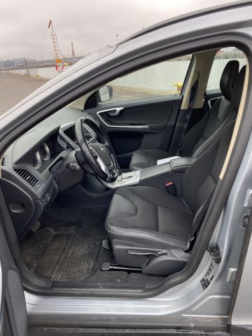 884347-10 Volvo XC60 D5 AWD Momentum -2011