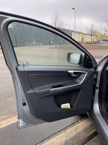 884347-11 Volvo XC60 D5 AWD Momentum -2011