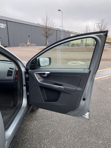 884347-14 Volvo XC60 D5 AWD Momentum -2011