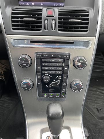 884347-27 Volvo XC60 D5 AWD Momentum -2011