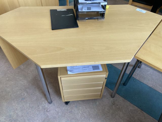 884472-4 Työhuoneen kalusteet - Ei pohjahintaa