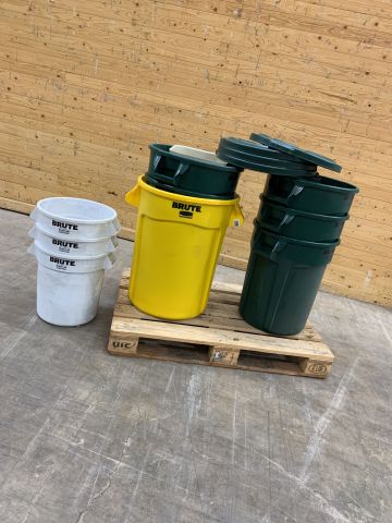 856333-1 Assortment of barrels, Rubbermaid Brute