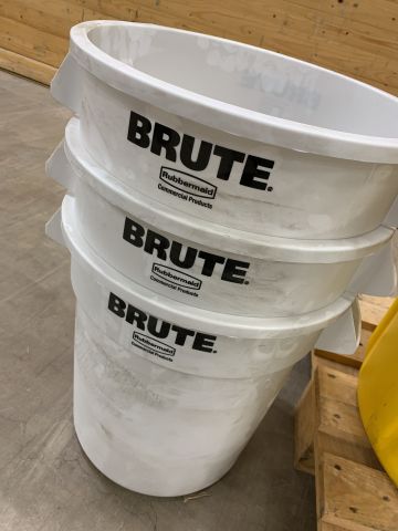 856333-3 Assortment of barrels, Rubbermaid Brute