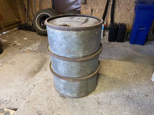889587-1 Old oil barrel