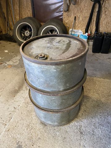 889587-2 Old oil barrel