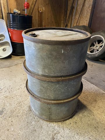 889587-3 Old oil barrel