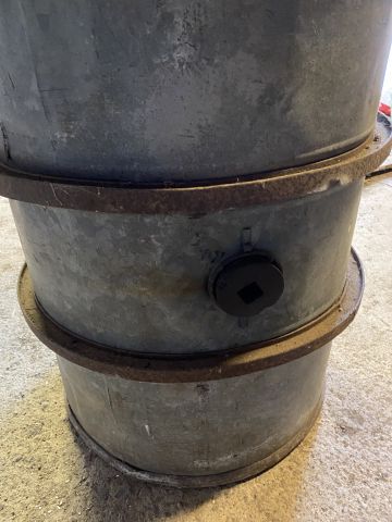 889587-4 Old oil barrel