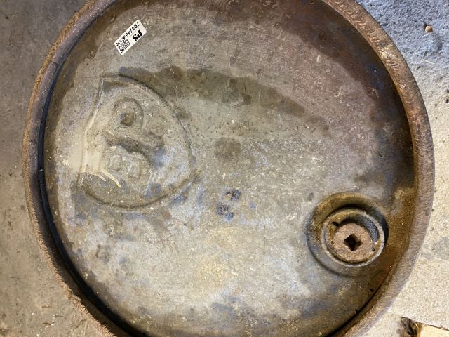 889587-7 Old oil barrel