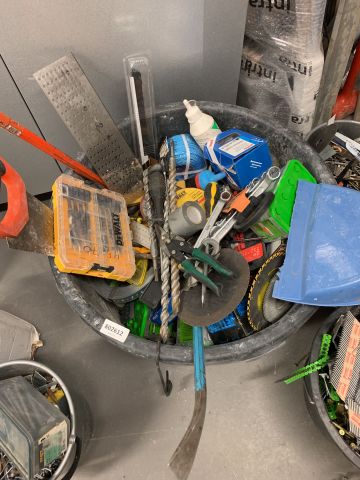 802612-1 Masonry bucket with mixed hand tools