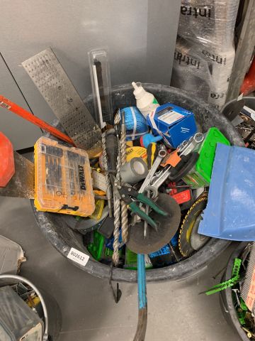 802612-2 Masonry bucket with mixed hand tools