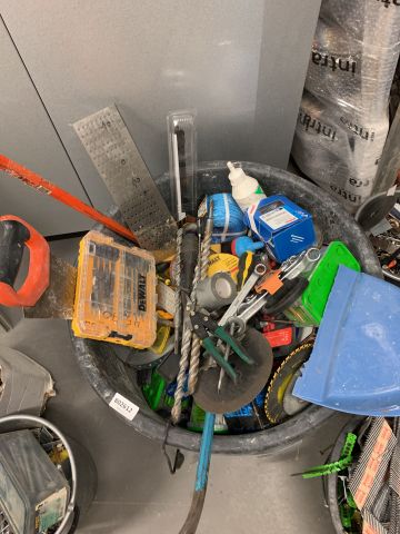 802612-3 Masonry bucket with mixed hand tools