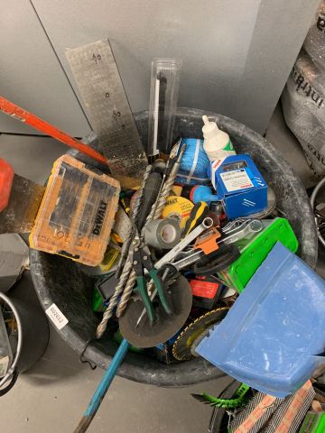 802612-4 Masonry bucket with mixed hand tools