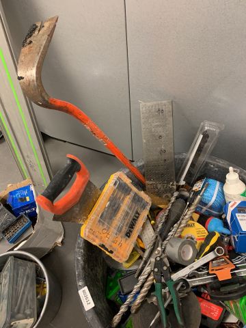 802612-5 Masonry bucket with mixed hand tools