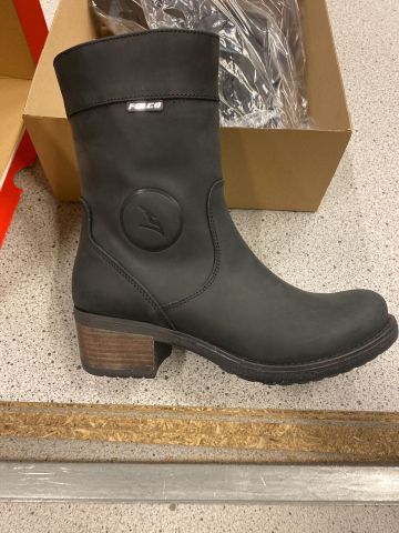 885226-2 Mc boots. Ayda 2. Size 38. Brand new. FREE SHIPPING, Low reservation prices