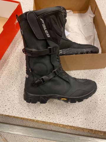 885231-2 Mc boots. Falco mixto 2 avd. Size 42. Brand new. FREE SHIPPING Low reservation prices