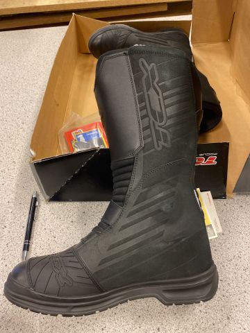 885241-3 Mc boots. Tcx infinity evo Gtx. Size 40. Brand new. FREE SHIPPING, Low reservation prices
