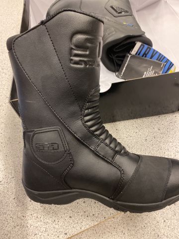 885243-3 Mc boots. Lindstrand's splash. Size 41. New. FREE SHIPPING, Low reservation prices