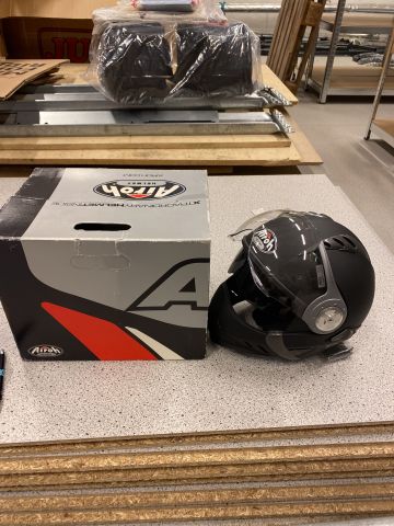 890208-1 Mc helmet. Airoh Tr1 color Nero matt. Size w. Brand new. FREE SHIPPING, Low reservation prices