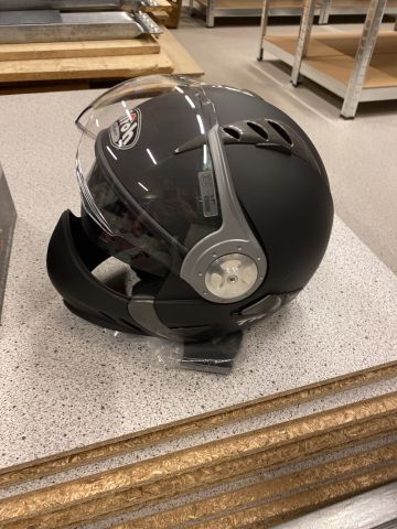 890208-2 Mc helmet. Airoh Tr1 color Nero matt. Size w. Brand new. FREE SHIPPING, Low reservation prices