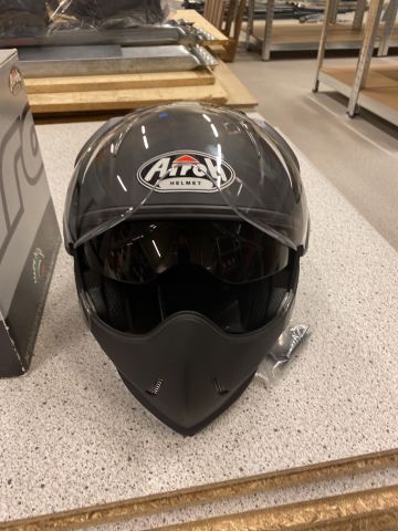 890208-3 Mc helmet. Airoh Tr1 color Nero matt. Size w. Brand new. FREE SHIPPING, Low reservation prices