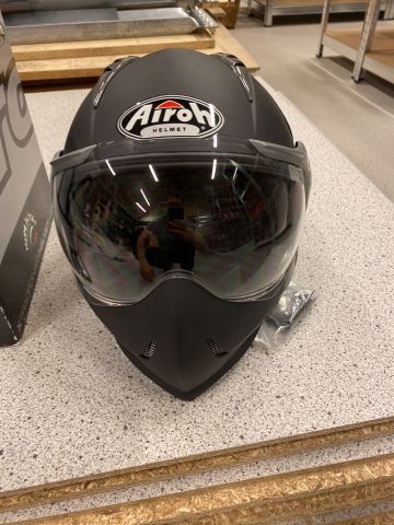 Mc hjälm. Airoh Tr1 color Nero matt. Storlek m. Helt ny.FRI FRAKT, Låga  reservationspriser - Auktioner online - Nätauktioner \u0026 Konkursauktioner |  PS Auction