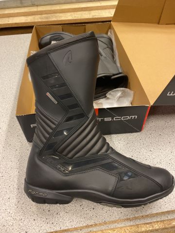 890211-2 Mc boots. Forma Galaxy. Size 48. New. FREE SHIPPING, Low reservation prices