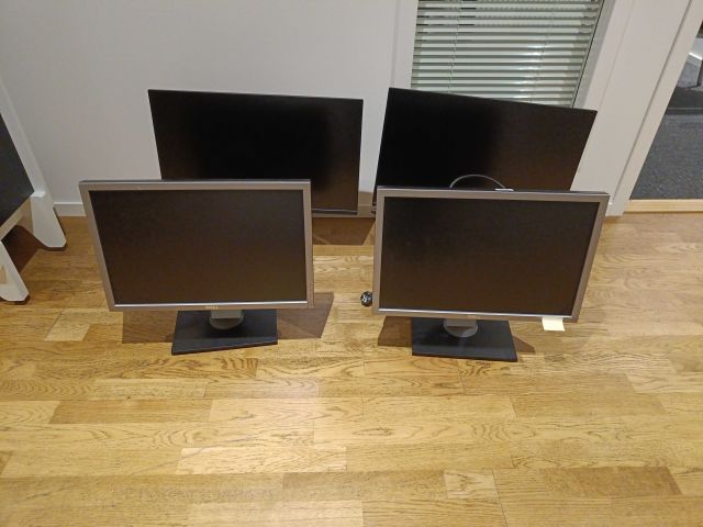 Eight computer screens - PS Auction - We value the future - Largest in ...
