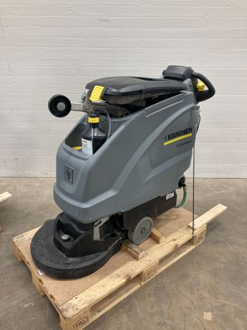 890162-1 Cleaning machine Kärcher B40 - 2015 - 136h (broken float, no suction strip)