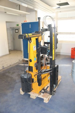 891709-5 Däckomläggningsmaskin