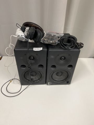 867854-1 Speakers and headphones x2- FREE SHIPPING
