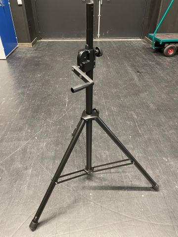 892010-1 2 Speaker stands with crank. K&M 213 (NYA)