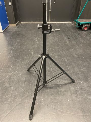892010-2 2 Speaker stands with crank. K&M 213 (NYA)
