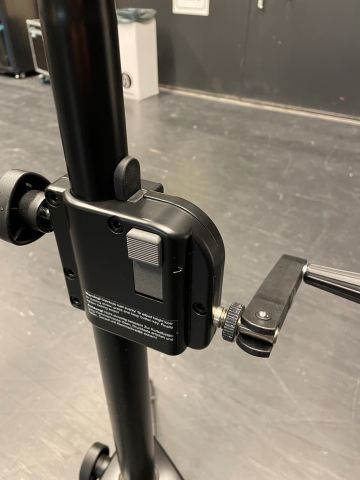 892010-4 2 Speaker stands with crank. K&M 213 (NYA)