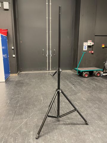 892010-5 2 Speaker stands with crank. K&M 213 (NYA)