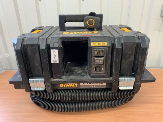 809574-1 Vacuum cleaner battery powered with remote control Dewalt DCV586M