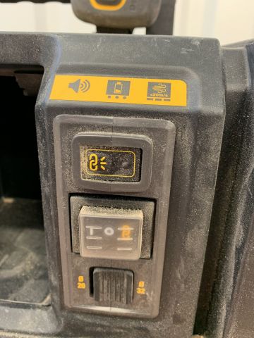 809574-3 Vacuum cleaner battery powered with remote control Dewalt DCV586M