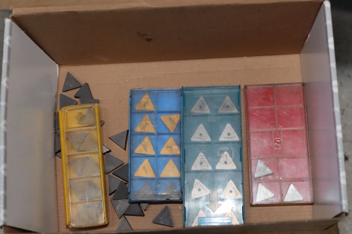 894043-1 A large number of carbide inserts from Sandvik with several, triangular