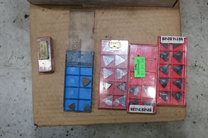 894043-2 A large number of carbide inserts from Sandvik with several, triangular