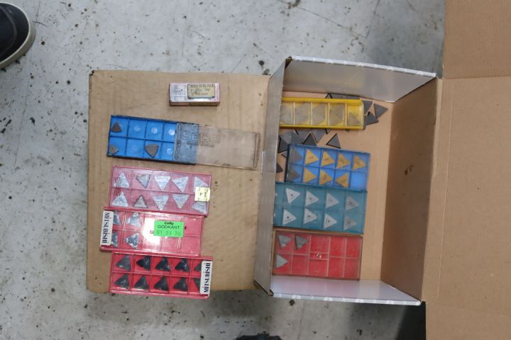 894043-3 A large number of carbide inserts from Sandvik with several, triangular