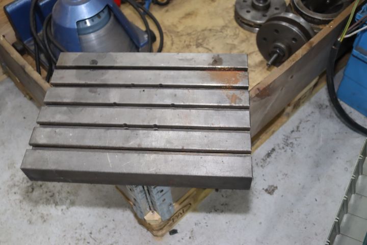 894063-2 T- track table 30 * 43 * 5 cm.