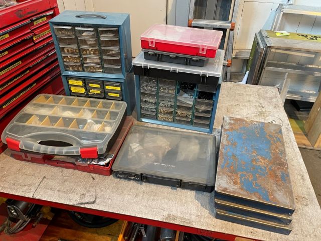 Assortment boxes with contents 12 pcs - PS Auction - We value the ...