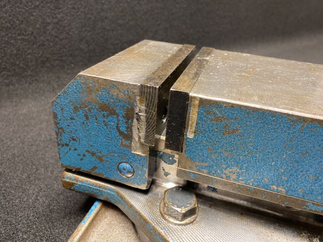 893950-3 Hydraulic machine vice with protractor