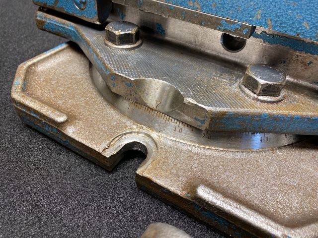 893950-4 Hydraulic machine vice with protractor