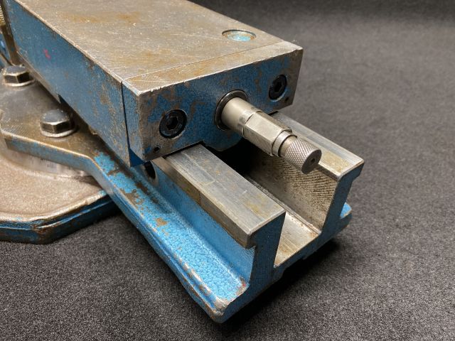 893950-5 Hydraulic machine vice with protractor