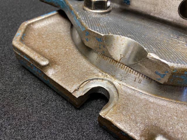 893950-7 Hydraulic machine vice with protractor