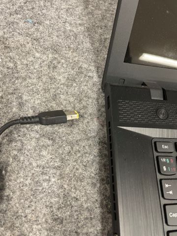 839393-9 Laptops 2nd Lenovo G710 / Dell P75F