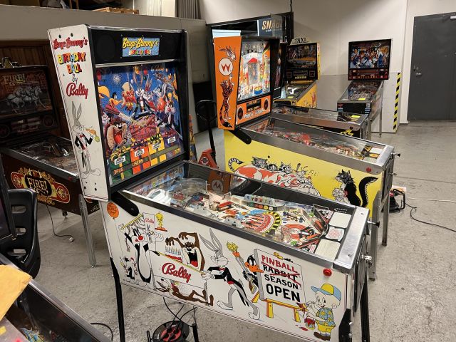 895135-5 Pinball Bugs Bunny`s Birthday ball -1990