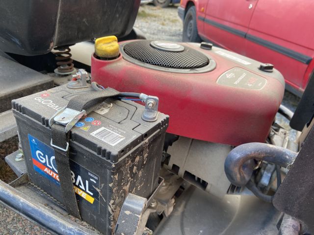 885989-11 Riding lawn mower Jonsered